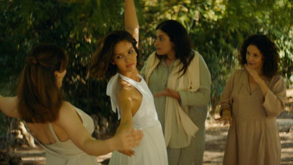 Lyna Khoudri, en el centro de blanco, en un momento de 'Houria'