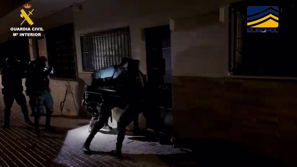 Policías llevando a cabo uno de los registros.