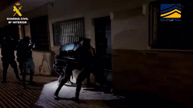 Policías llevando a cabo uno de los registros.