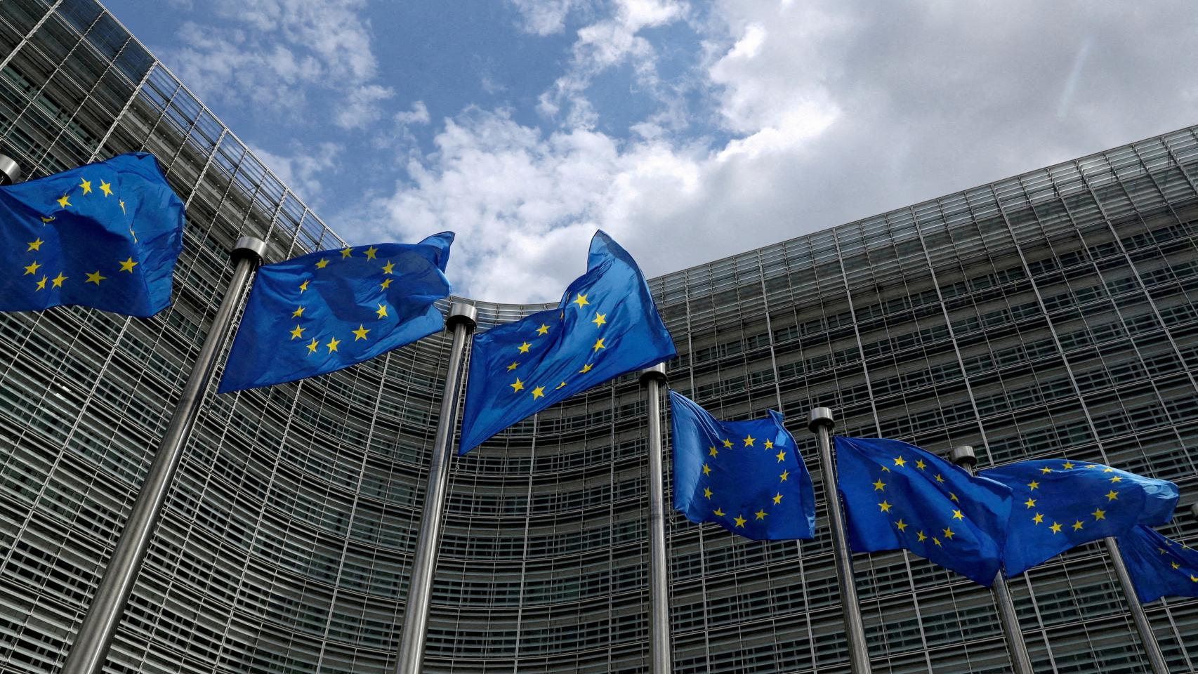 Banderas de la Unión Europea ondean frente a la sede de la Comisión Europea en Bruselas.