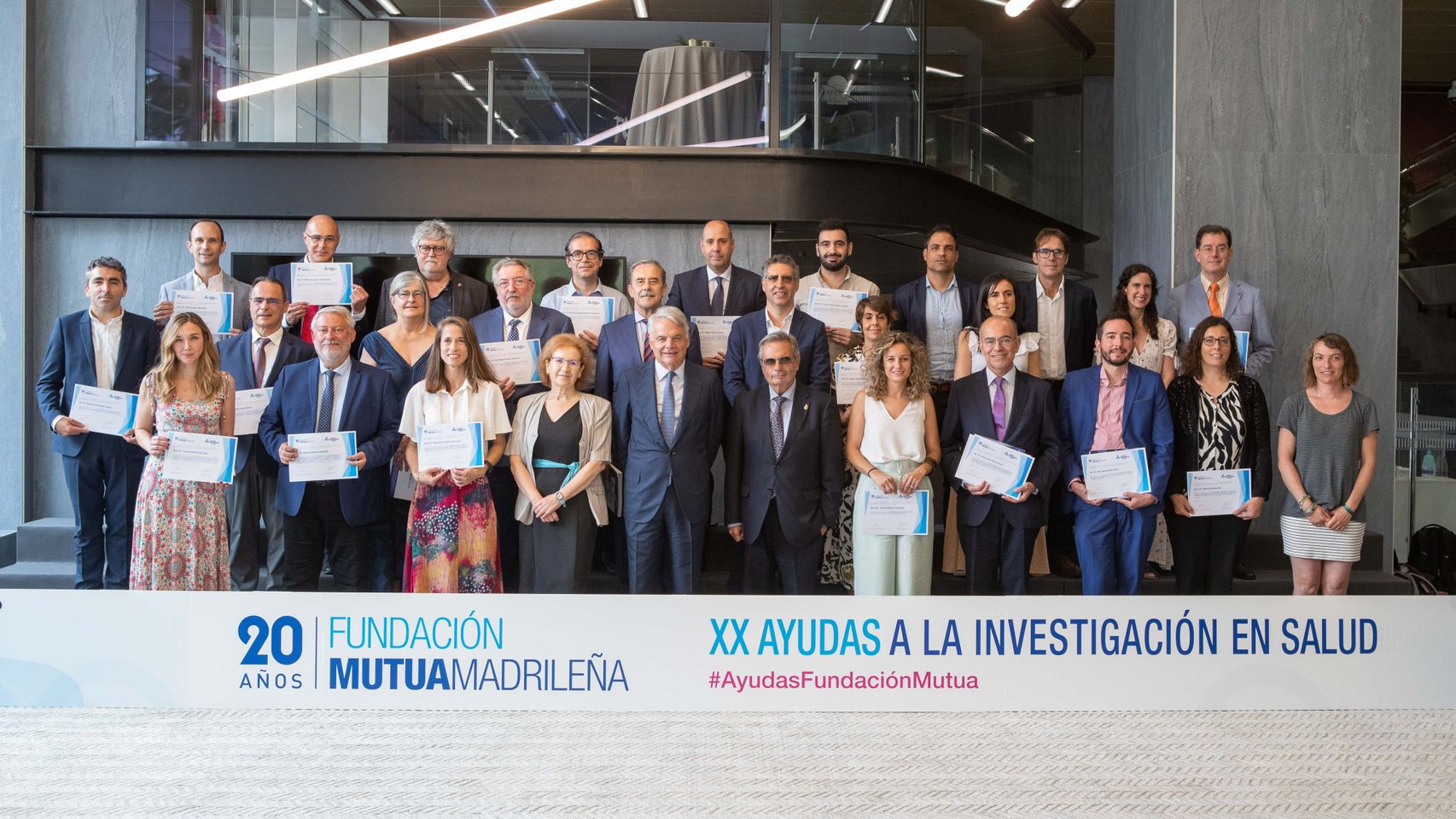 Foto de familia de las XX Ayudas a la Investigación en Salud.