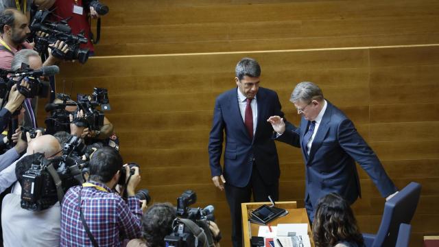 Carlos Mazón y Ximo Puig se saludan en el pleno del lunes.