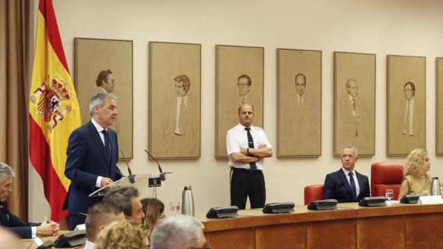 El presidente de la Fundación de Víctimas del Terrorismo, Tomás Caballero, este martes durante su intervención en el Congreso ante Meritxell Batet y Ander Gil.