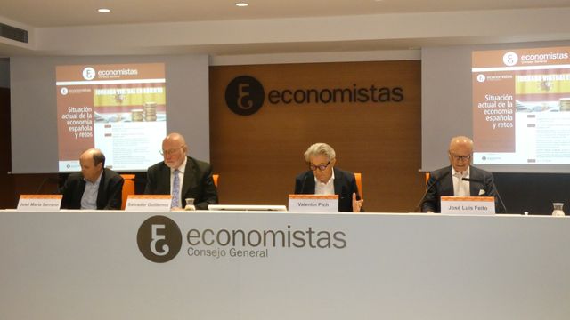 Foto de la sesión Situación de la economía española y retos.