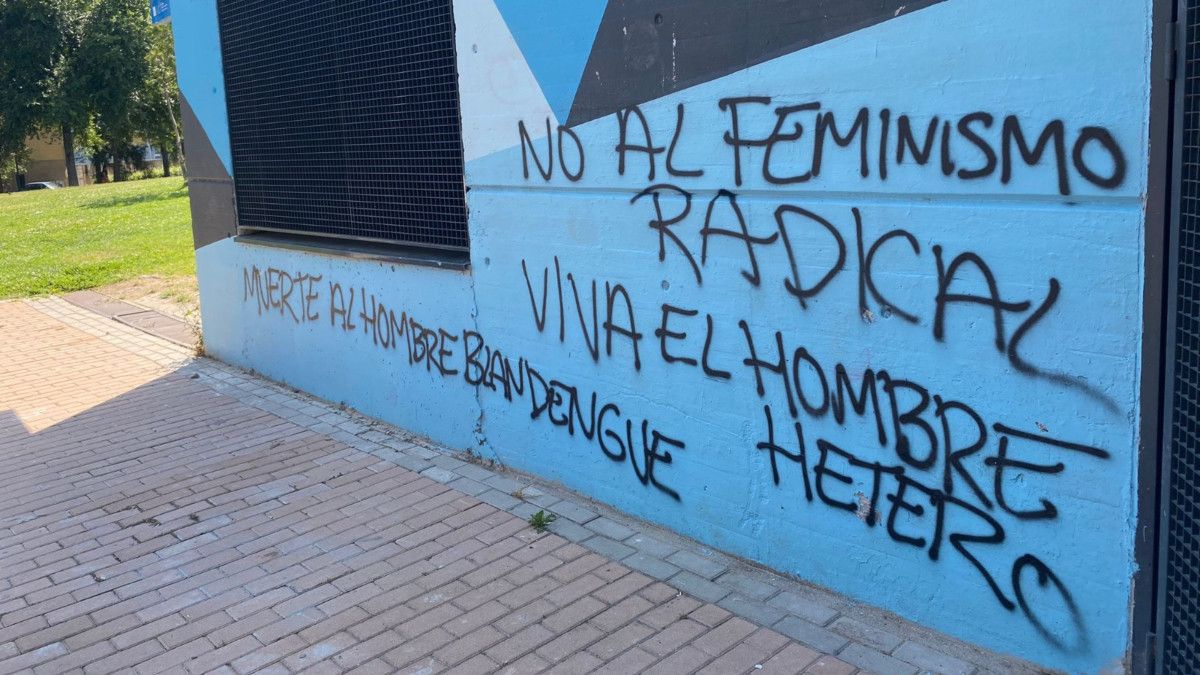 Pintadas en el mural feminista de Latina.