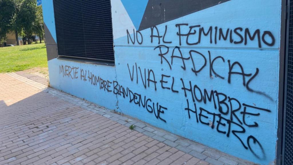 Pintadas en el mural feminista de Latina.