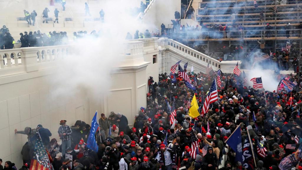 El momento en que los amotinados asaltan el Capitolio de los Estados Unidos el 6 de enero de 2021.