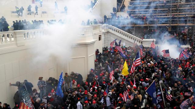 El momento en que los amotinados asaltan el Capitolio de los Estados Unidos el 6 de enero de 2021.