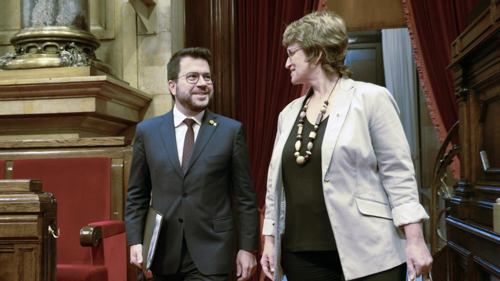 El presidente autonómico catalán, Pere Aragonès, junto a la consejera regional de Educación, Anna Simò.