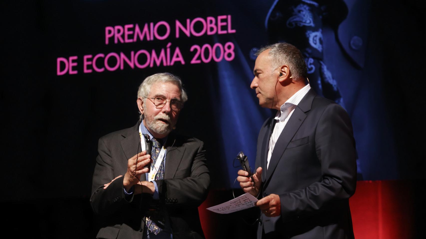 El economista Paul Krugman junto al periodista pontevedrés Xavier Fortes.