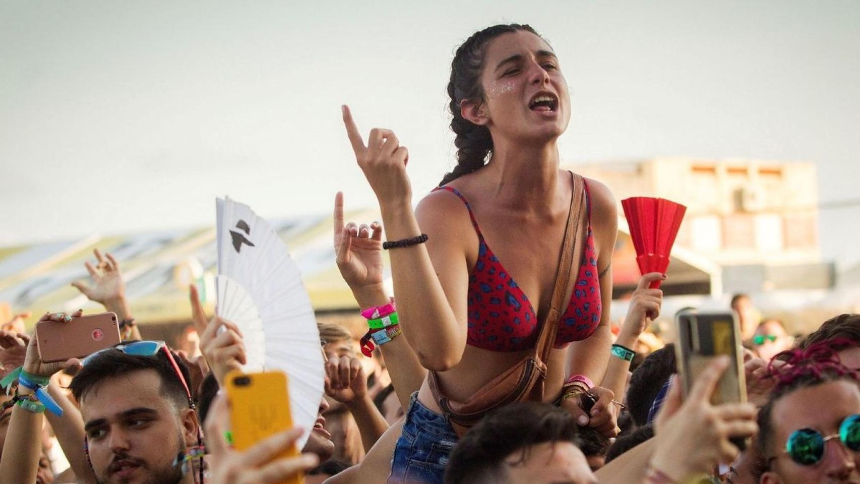 Una joven disfruta de un concierto en el Arenal Sound (Burriana).