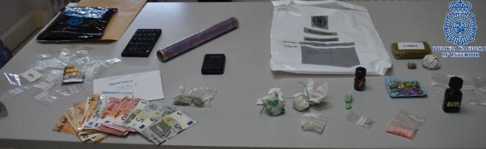 Sustancias, dinero y material intervenido por la Policía Nacional al detenido en el festival El Soto de Ávila