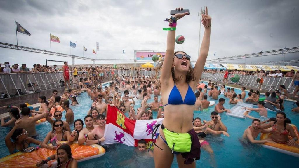 Una chica disfruta de un concierto en el Arenal Sound.