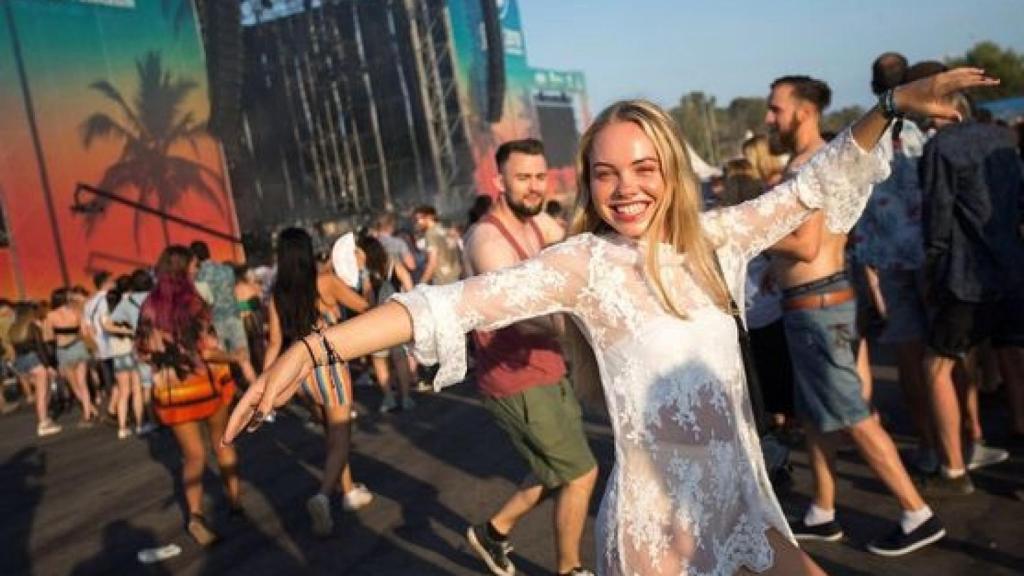 Una joven disfrutando del FIB.
