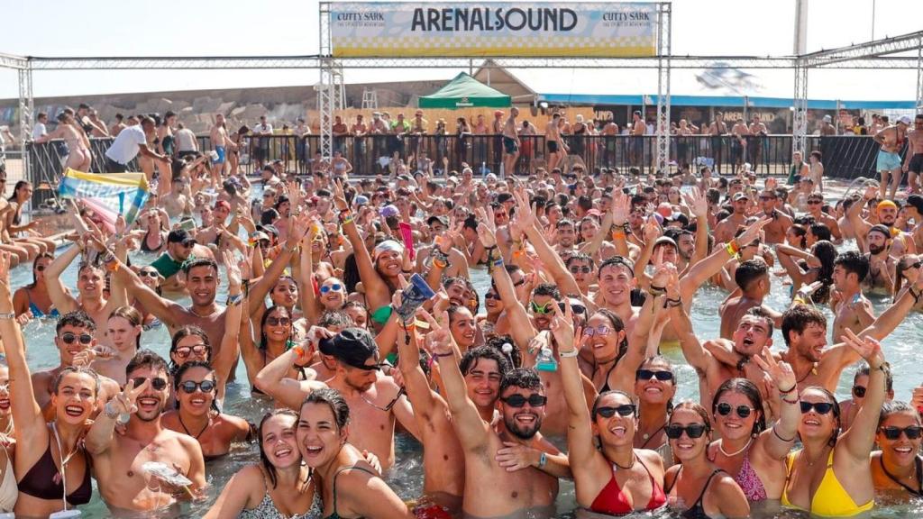 Jóvenes disfrutan de una fiesta en la piscina en el Arenal Sound.