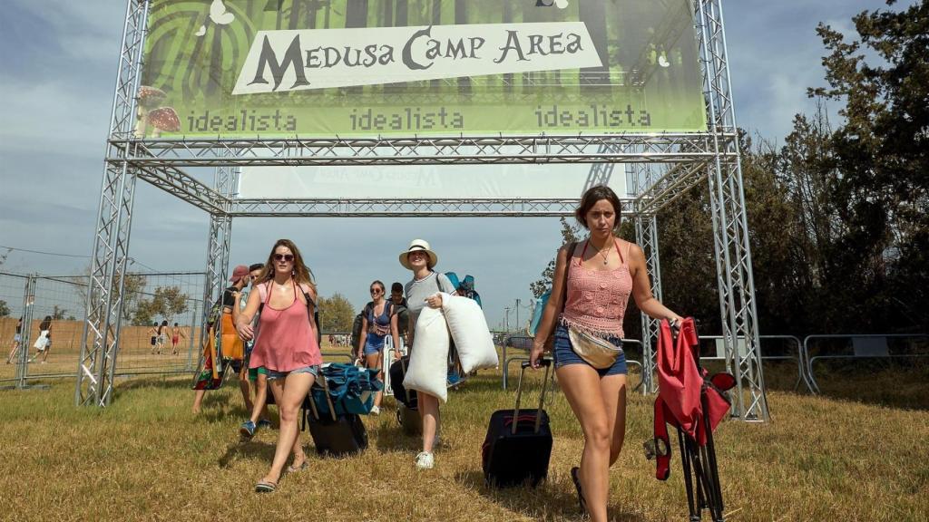 Varias personas llegando al camping del Medusa Festival.