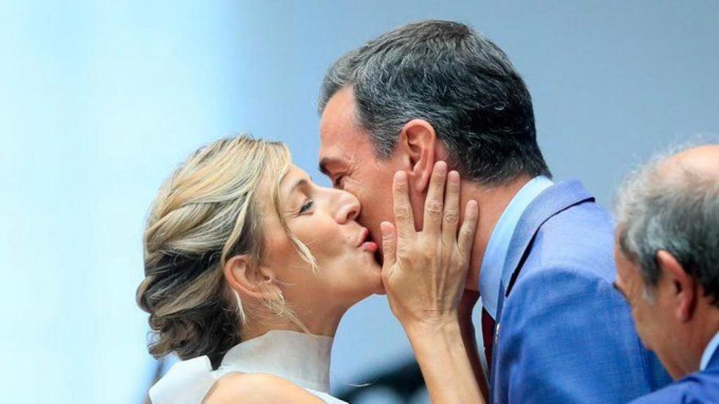 Foto original de Yolanda Díaz y Pedro Sánchez.