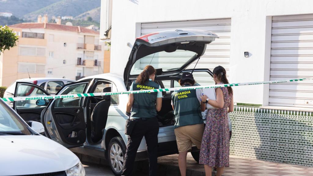 Agentes inspeccionan el vehículo.
