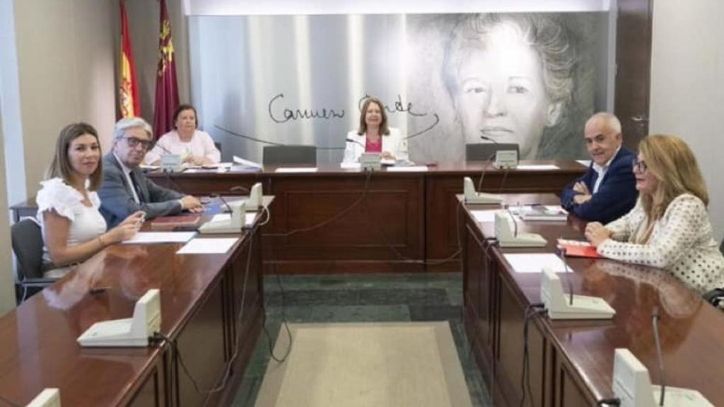 La presidenta de la Asamblea Regional, Visitación Martínez (c), reunida con los representantes de los grupos parlamentarios.