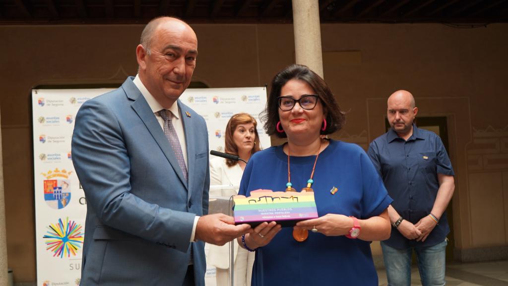 Entrega del reconocimiento a la poetisa María García Zambrano