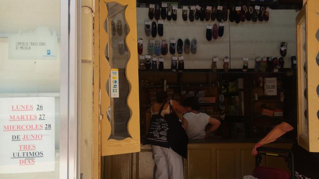 Una de las últimas clientas de Calzados Hinojosa.