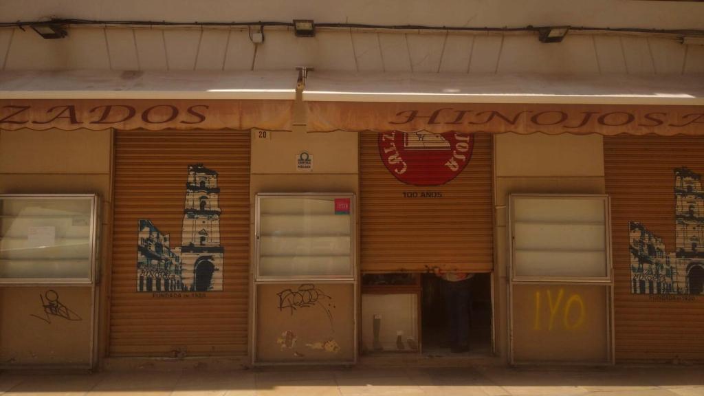 Cierre de persiana de Calzados Hinojosa.
