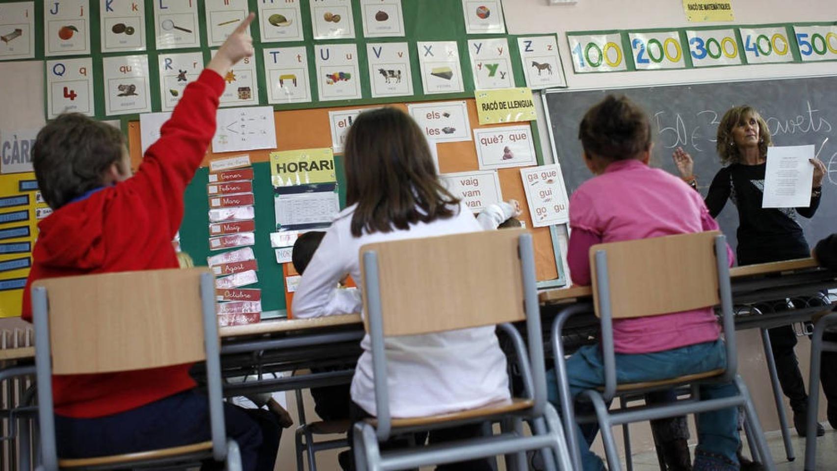 Tres niñas en un colegio de España.