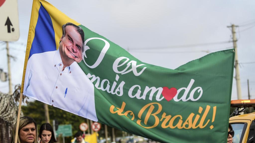 Seguidores de Bolsonaro lo esperan el 22 de junio en el aeropuerto Salgado Filho de Porto Alegre.