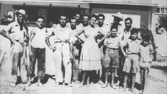 Carmen Sevilla posa con los obreros que construyeron el chalet en La Zenia.
