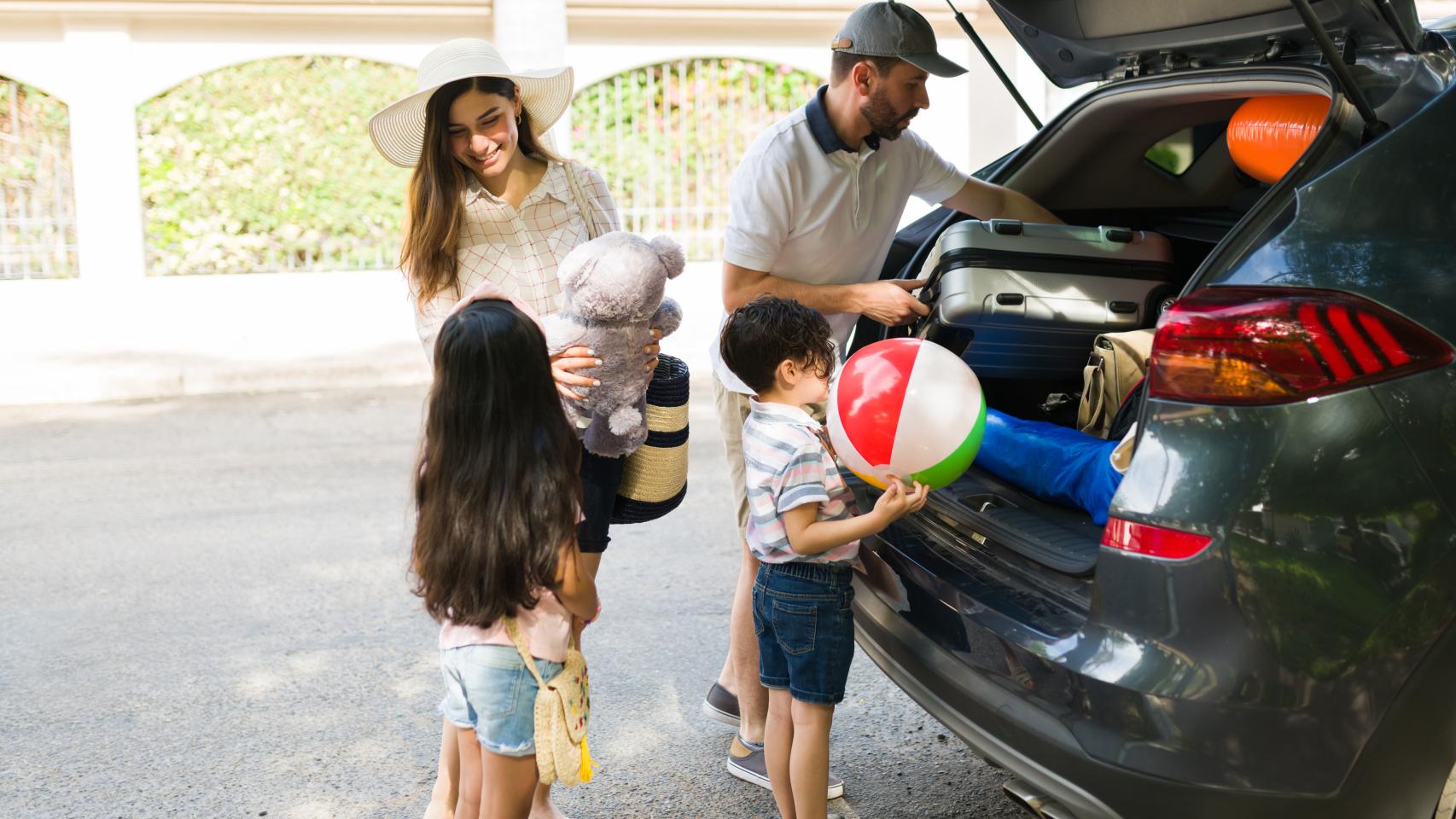 Imagen de archivo de una familia yendo de vacaciones.