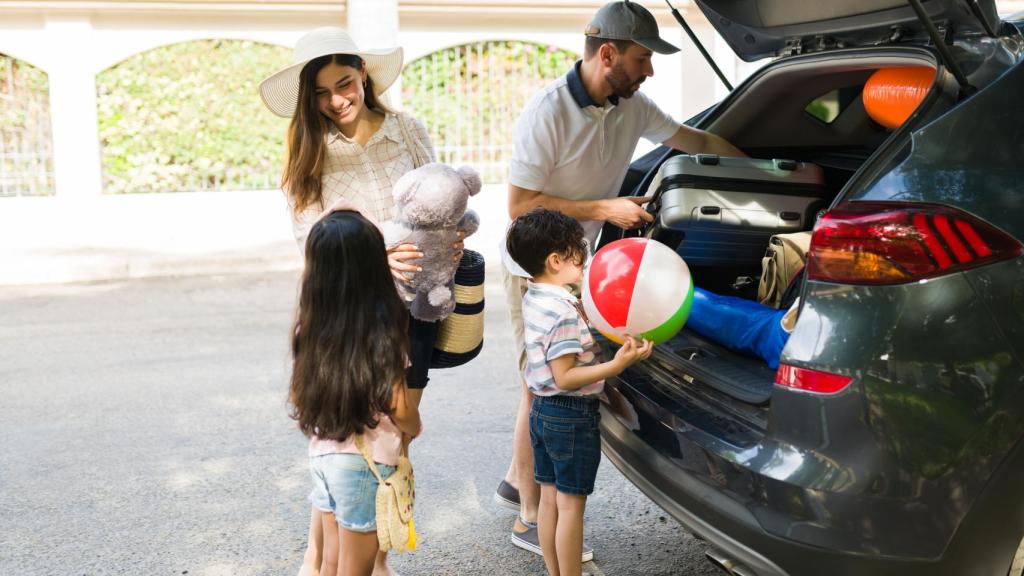 Imagen de archivo de una familia yendo de vacaciones.