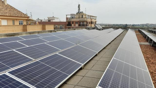 Una planta solar en imagen de archivo.