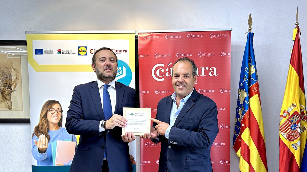 Carlos Baño, derecha, en la firma del convenio de la Cámara de Alicante para fomentar la FP dual.
