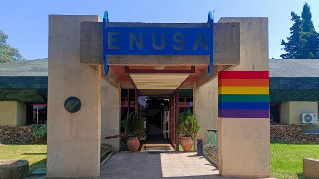 Centro Enusa en Saelices con la bandera LGTBI