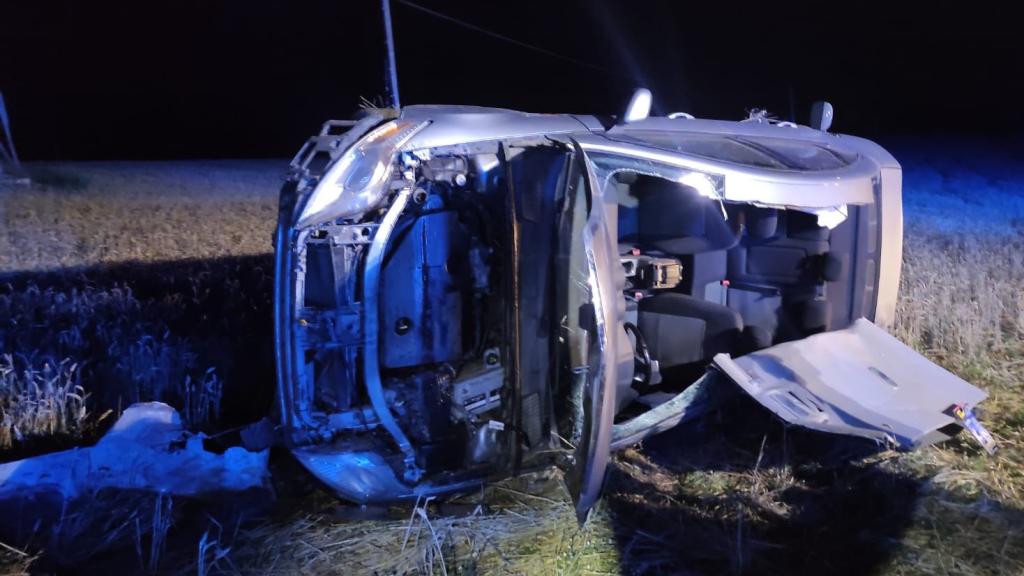 Estado en el que ha quedado el vehículo volcado en Matapozuelos