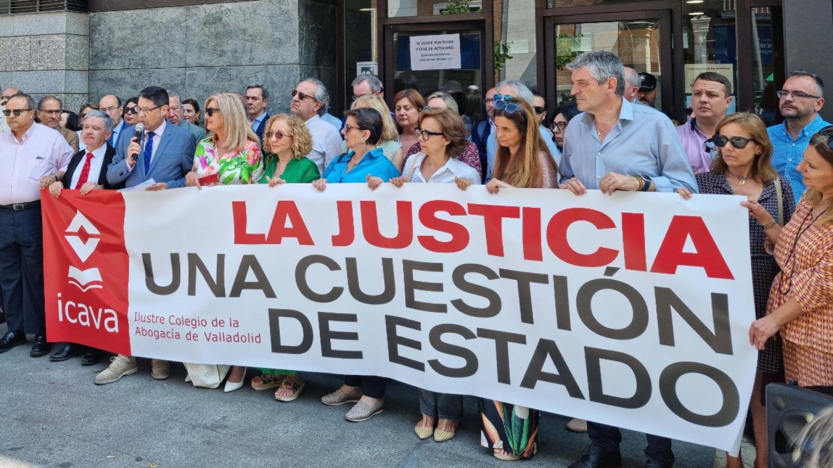 Concentración convocada por el Colegio de la Abogacía de Valladolid (ICAVA) y el Colegio de Procuradores de Valladolid
