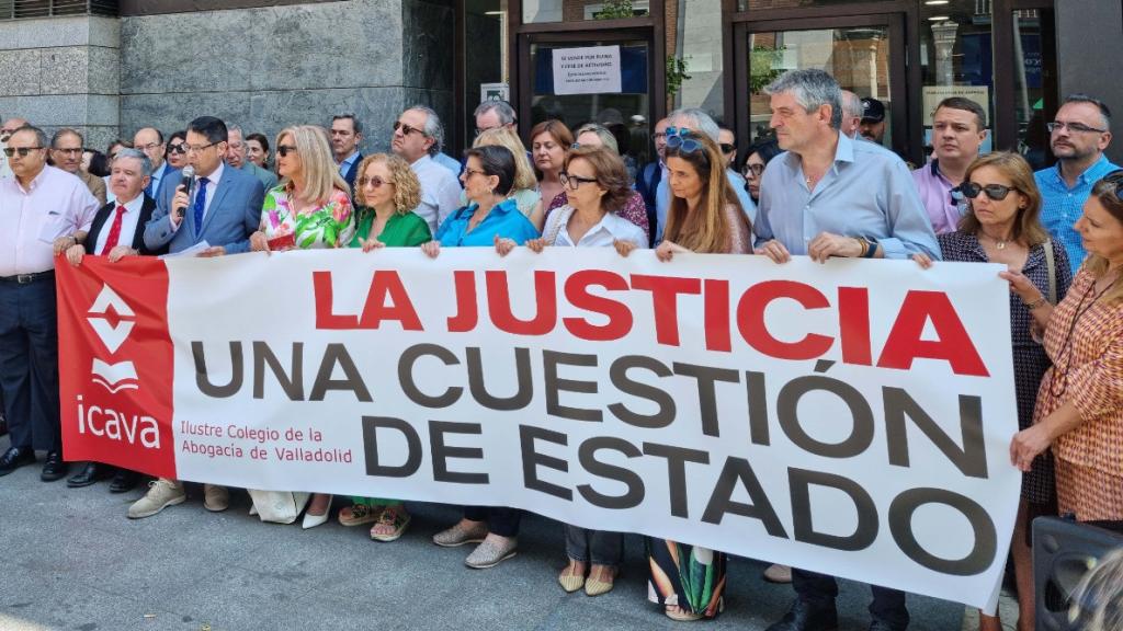 Concentración convocada por el Colegio de la Abogacía de Valladolid (ICAVA) y el Colegio de Procuradores de Valladolid