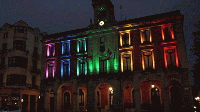 Imagen de archivo del Ayuntamiento de Zamora iluminado con la bandera arcoíris