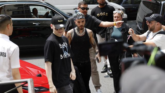 Bizarrap y Rauw Alejandro llegando a su almuerzo.