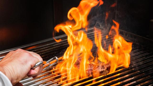Haz esto al asar chuletas a la brasa y serás el rey de las barbacoas