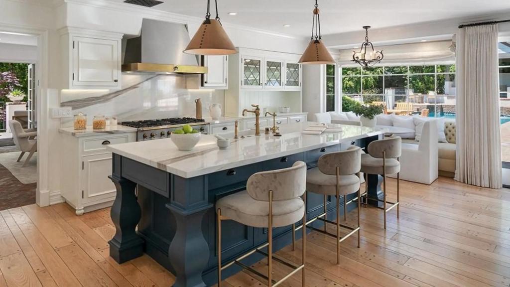 La enorme cocina tiene una gran isla central y una completa cocina
