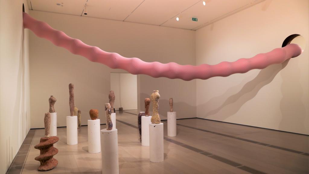 La pieza de Eva Fàbregas recorre la sala con obras de David Bestué