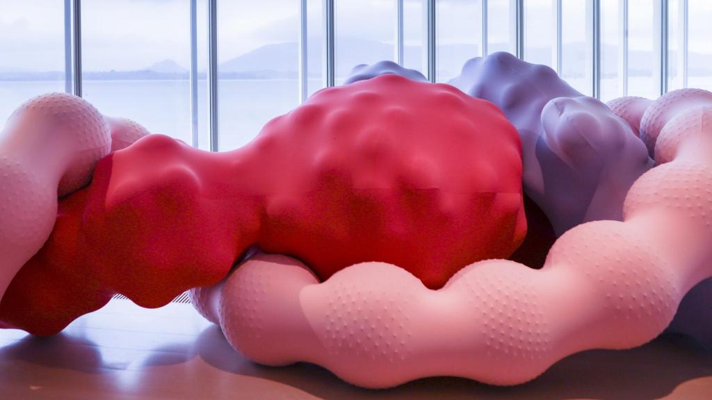 'Oozing', de Eva Fàbregas. Al fondo, la bahía de Santander