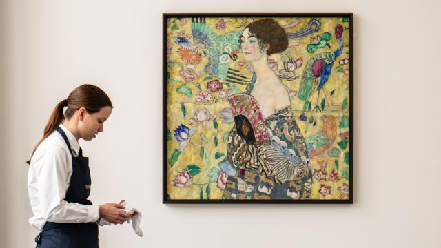 'Mujer con abanico', de Gustav Klimt, en la casa de subastas Sotheby's de Londres. Foto: Sotheby's