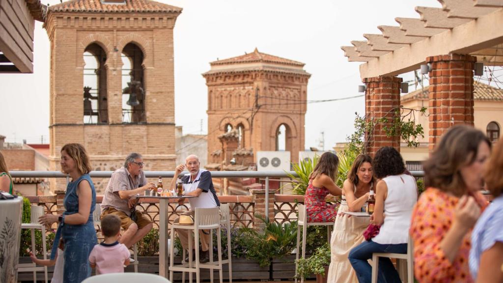 Varias personas tomando el aperitivo en Toledo.