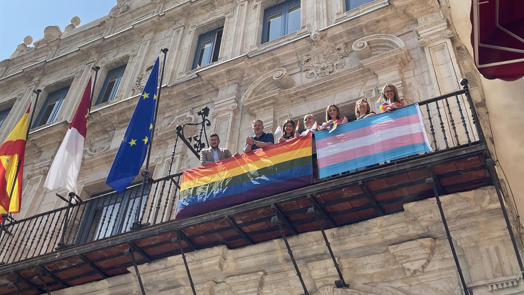 Bandera LGTBI en el Ayuntamiento de Cuenca. Foto: Ayuntamiento.