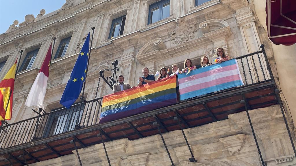 Bandera LGTBI en el Ayuntamiento de Cuenca. Foto: Ayuntamiento.