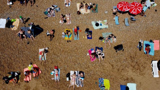 Gente en la playa en junio de 2023.