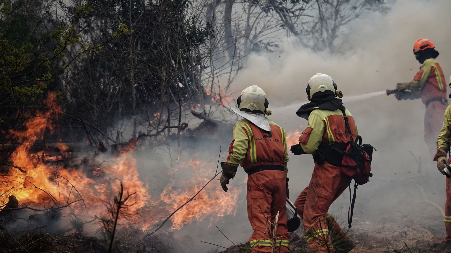 Bomberos de Asturias trabajan en el incendio de los concejos de Valdés y Tineo, a 30 de marzo de 2023, en Asturias (España). Xuan Cueto Europa Press