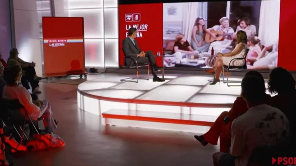 Pedro Sánchez y la ministra Teresa Ribera contemplan una escena de 'Verano azul' en el plató de Ferraz.